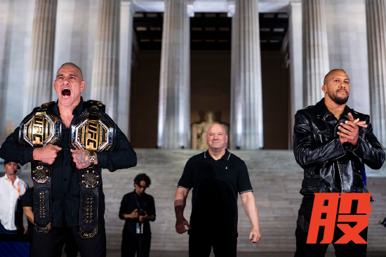 UFC终极格斗冠军赛选手Alex Pereira和Ciryl Gane在林肯纪念堂举行的发布会上。